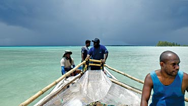 Fishing for milkfish fry using a bulldozer net, Arnavon Islands, Solomon Islands (image: Tim Pickering).
