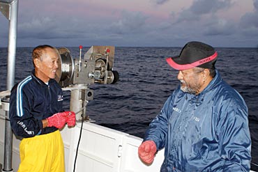  Masterfishermen talk! Ryoichi Kawasaki, of Japan, shares his expertise of diamond squid fishing with William Sokimi, of Fiji  (Image: Manu Ducrocq)