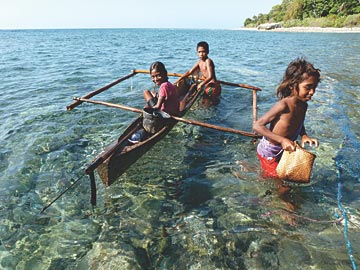 Atauro fishers, in Timor-Leste, start their relationship with the sea at a very young age (image: Michel Blanc).