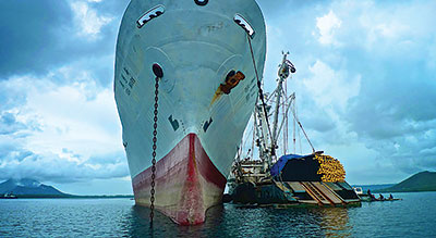 Transshipping in Papua New Guinea (Image: Francisco Blaha) 